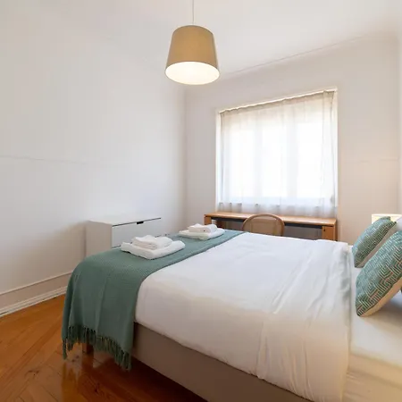 Apartment Desterro 2 - Historical Four-bedroom Lisbon